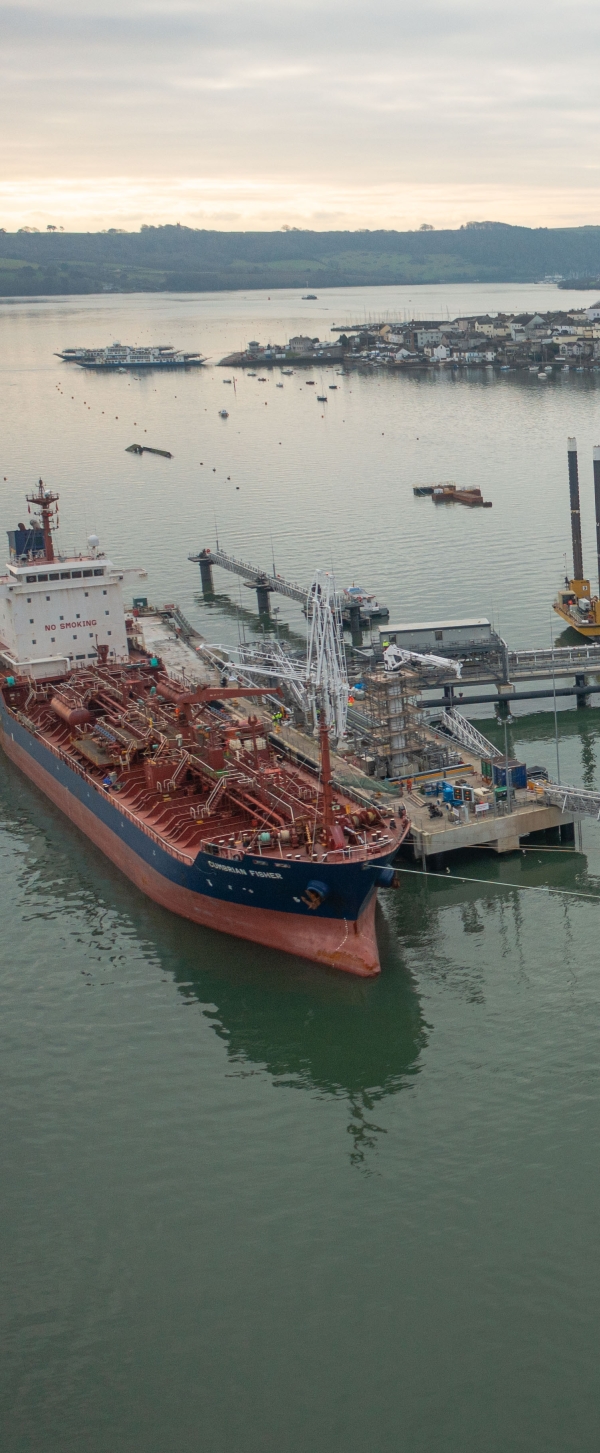 Picture of a ship at the jetty.