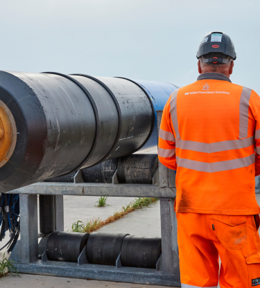 VolkerTrenchless Solutions employee on site with HDD rig.