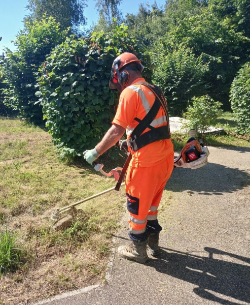 Man in orange hi-vis workwear using a streamer