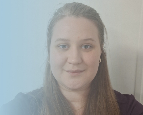 Picture of Hannah smiling.