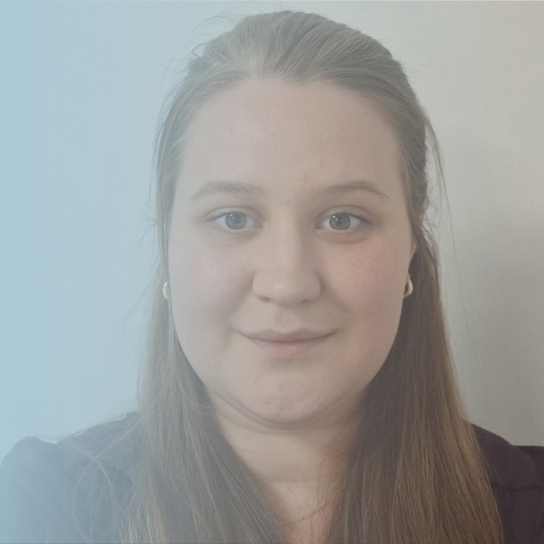 Picture of Hannah smiling.