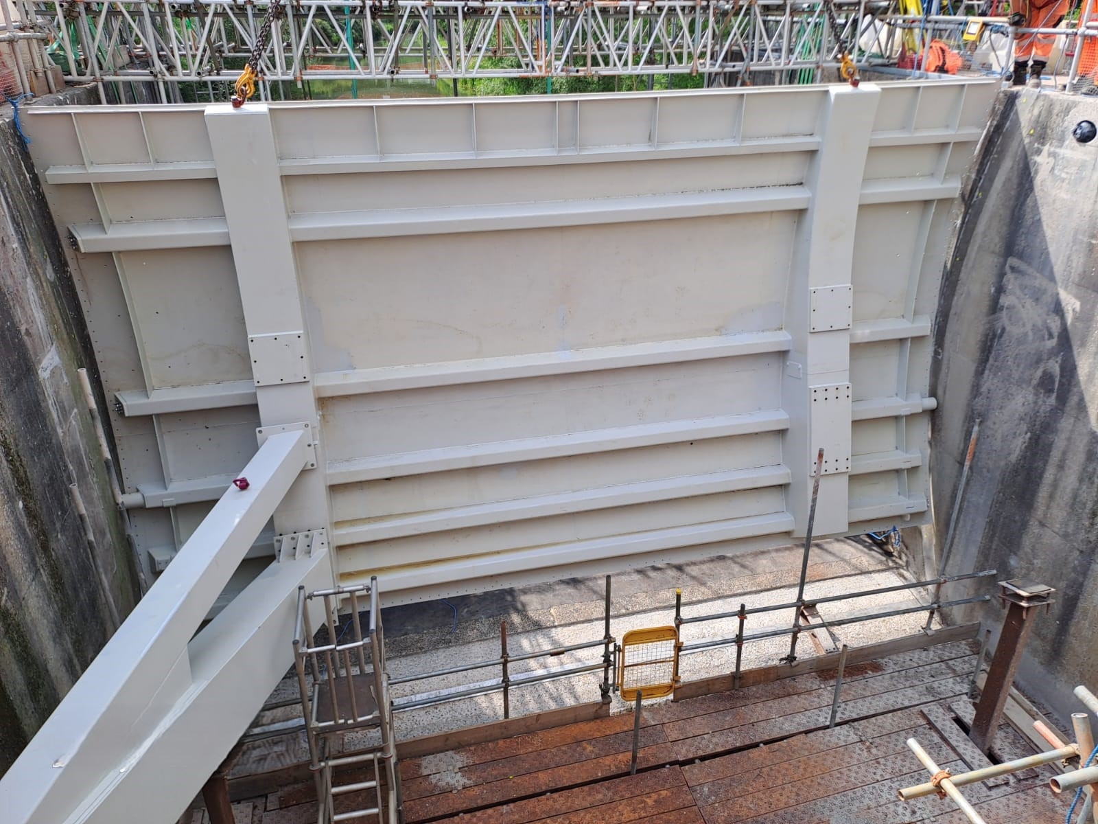 Flood gate in position